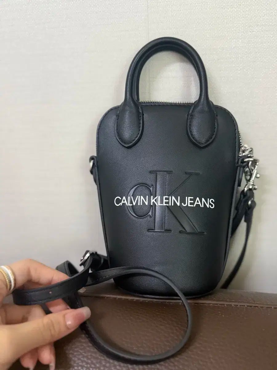 Calvin Klein カルバ ンクライン 携帯 バッグ
