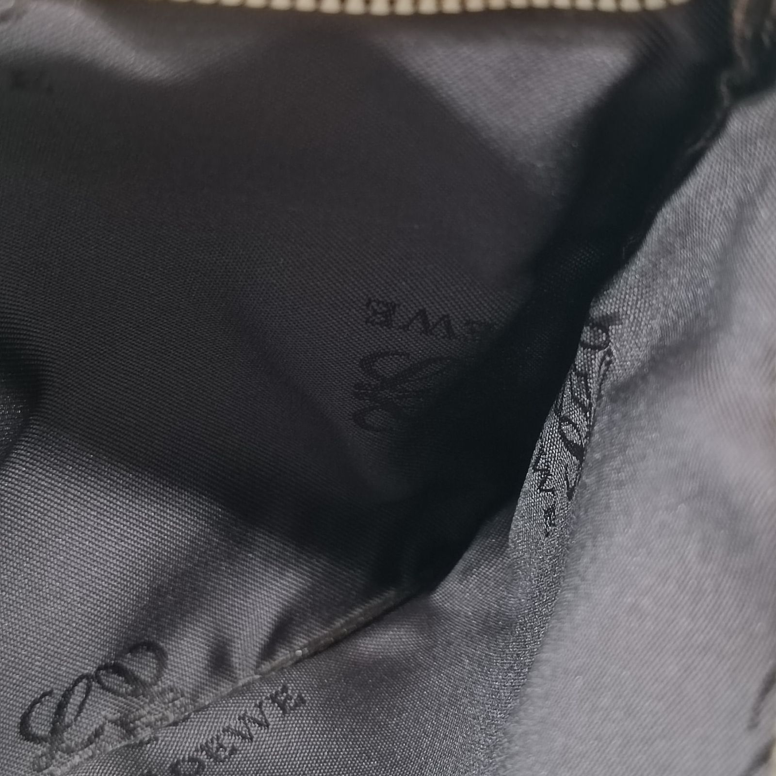 LOEWE 》 ロエベ ポーチ マルチケース アナグラムエンボス加工