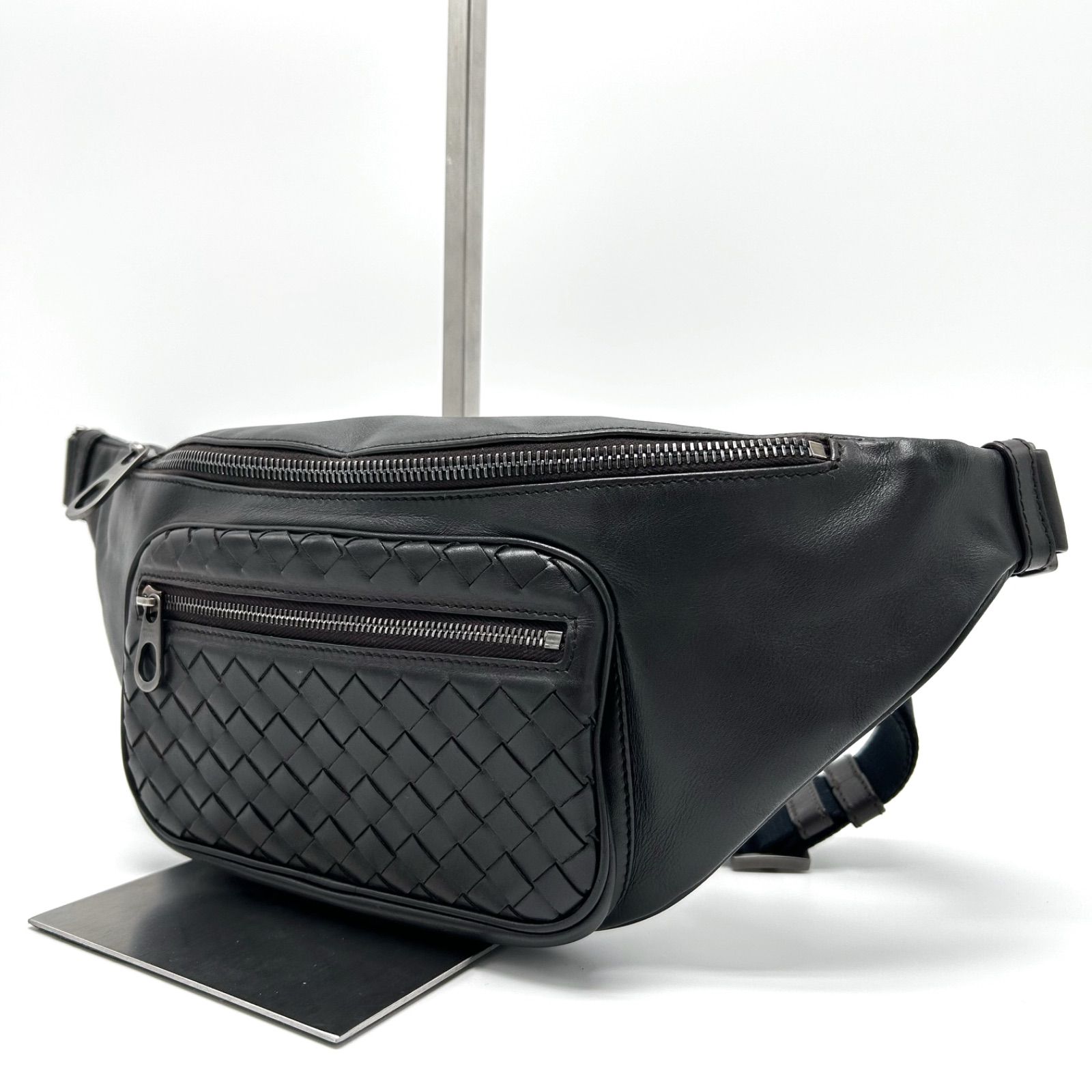 【極美品】ボッテガヴェネタ メッセンジャーバッグ イントレチャート 斜め掛け 黒 美品 BOTTEGA VENETA ボッテガヴェネタ メッセンジャーバッグ