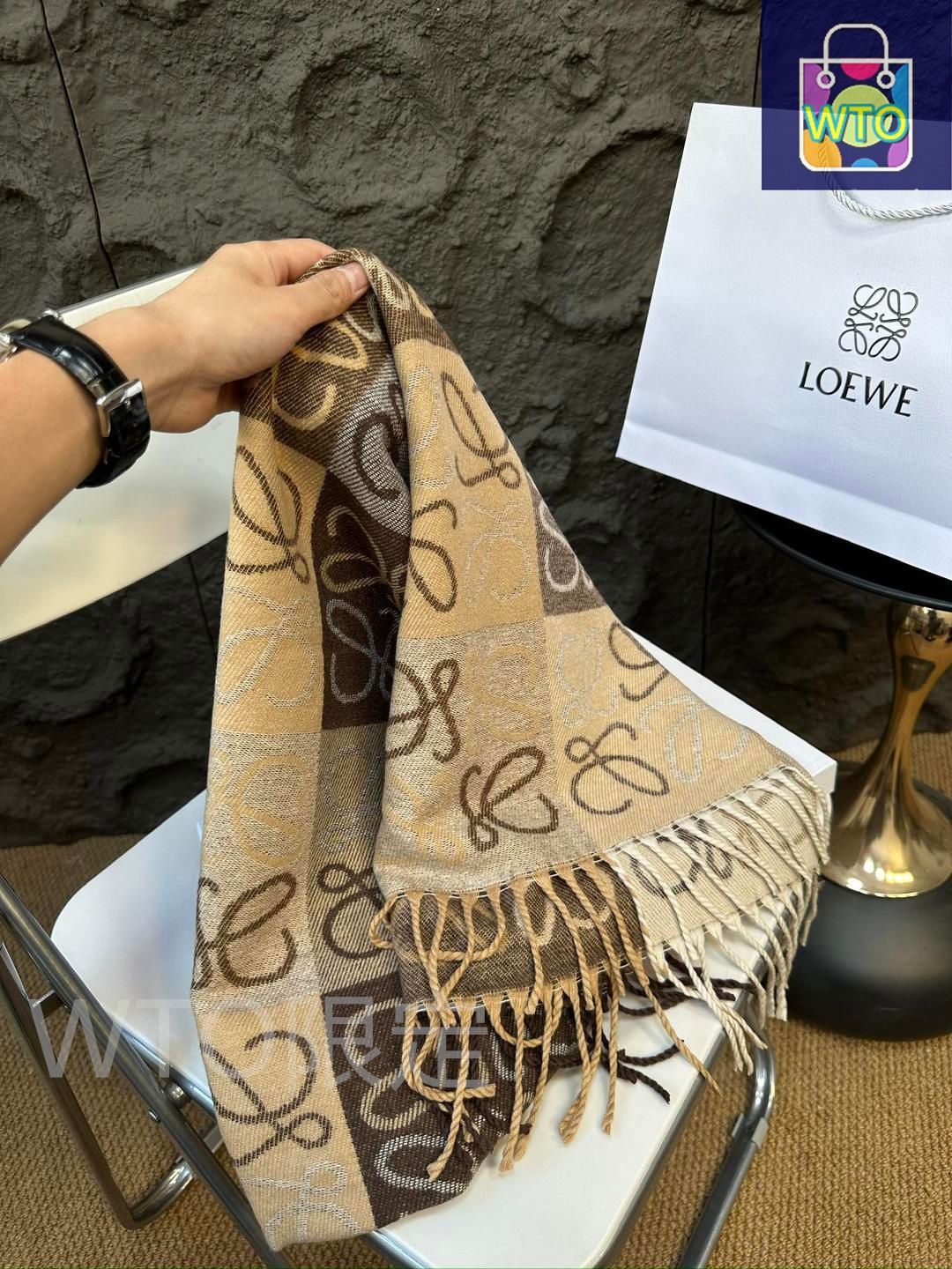 新品未使用　LOEWE グレー スカーフ　ロエベ　袋付き　レディース　ロゴ入り Loeweロエベの秋冬シンプルなグレーのスカーフ｜本日限定特価