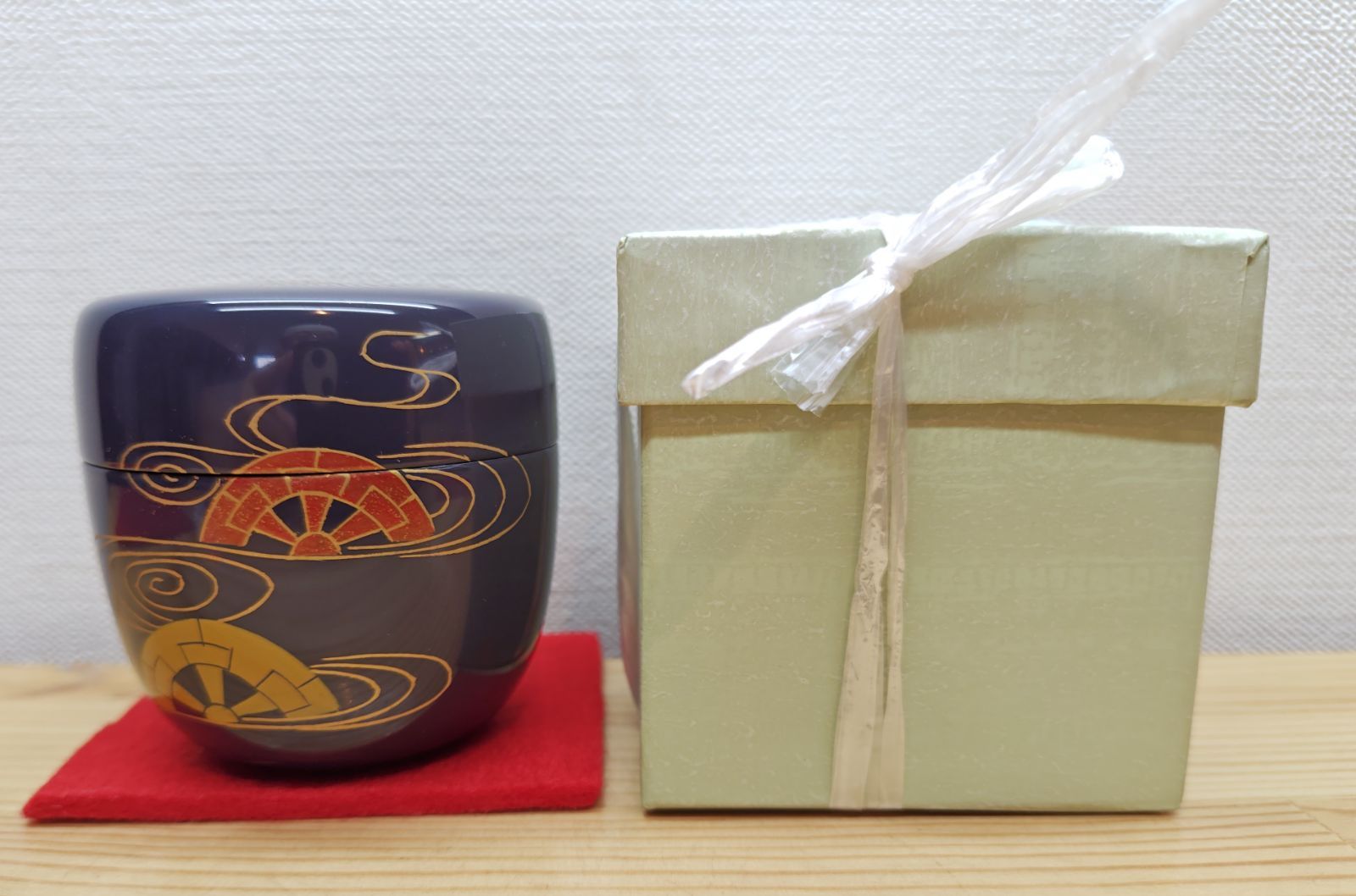 送料込【逢絢亭・新品】茶道具 中棗 緑漆塗 六瓢蒔絵 木質 合成漆塗 職人協賛 逢絢亭・新品】茶道具 棗 中棗 紺漆塗 波車蒔絵 木質 合成漆塗