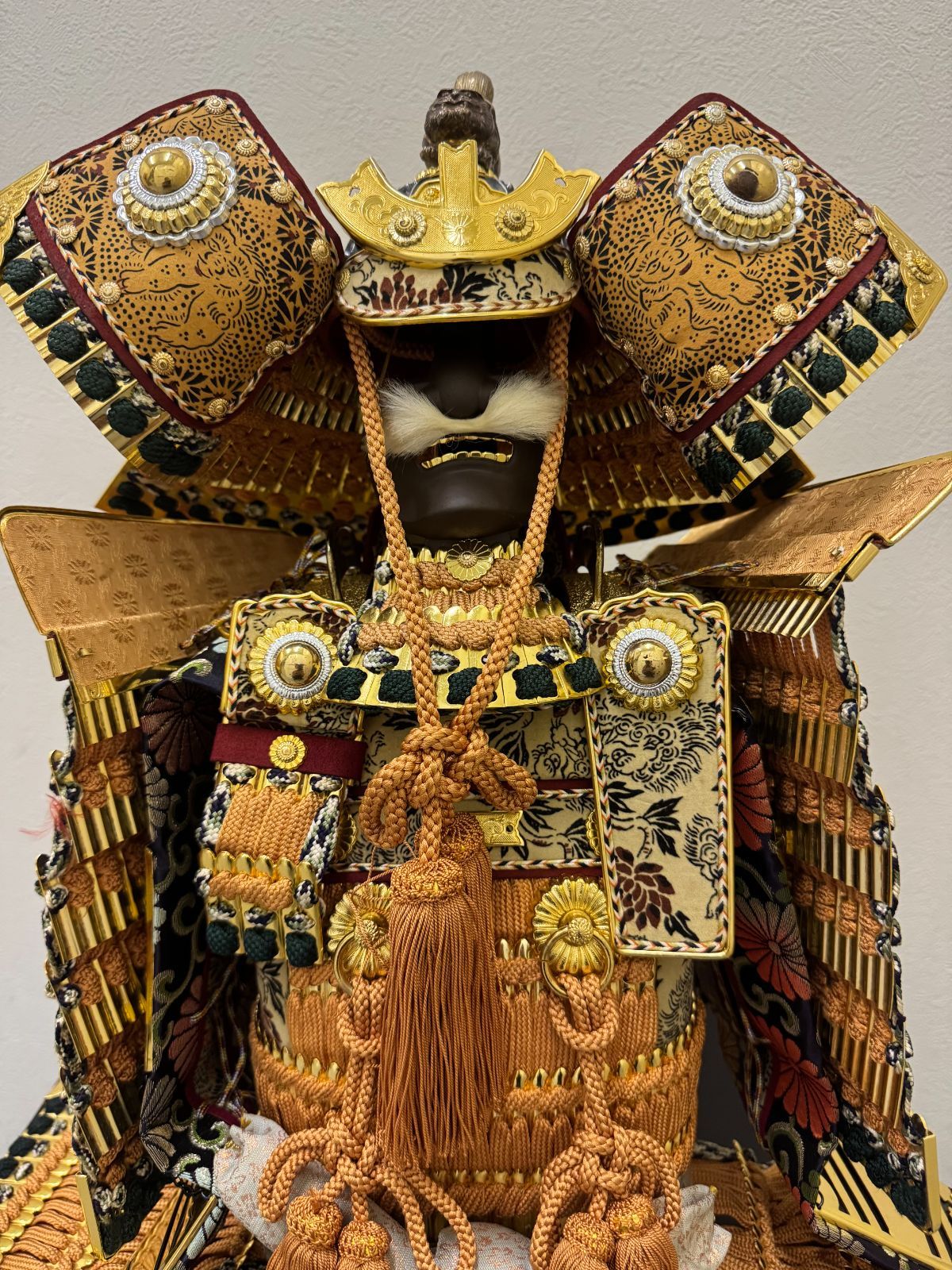 金沢箔 金屏風 三曲 木製 黒枠 逸品飾り 伝統工芸品 金沢箔 金屏風 三曲 木製 黒枠 逸品飾り 伝統工芸品