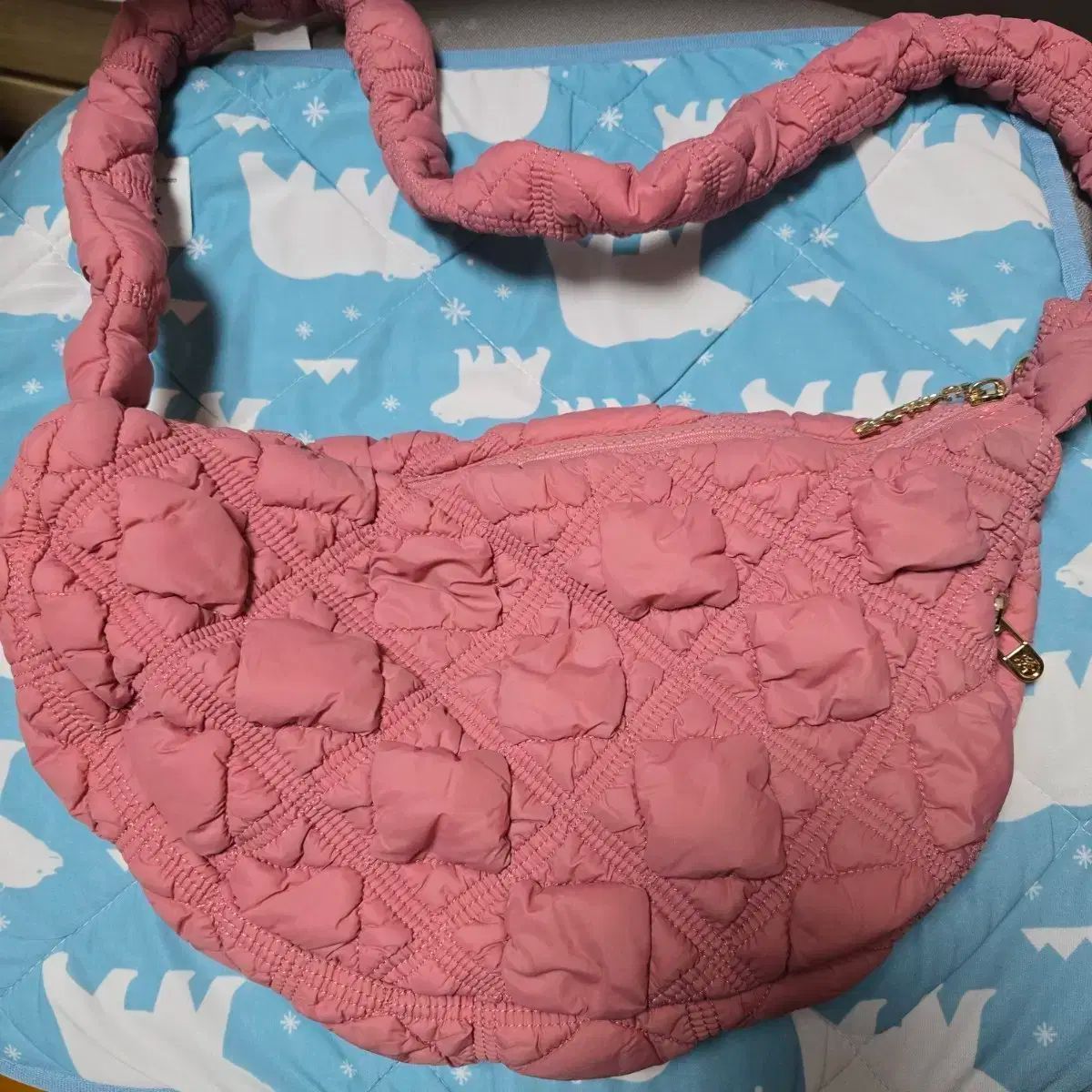 IVE レイ着用★CARLYN★カーリン★FLOWER COZY★バッグ★大人気 cozy CARLYN(カーリン) - 海外通販のBUYMA