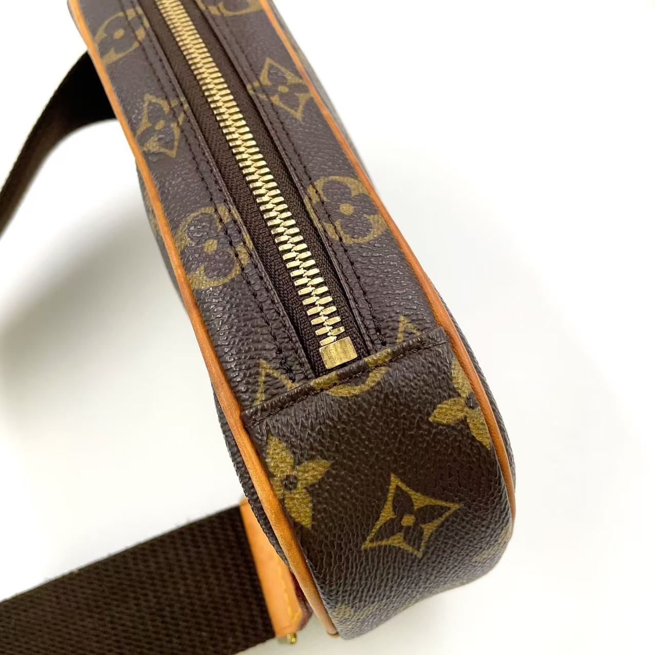 錯覚を与える LOUIS VUITTON ポシェットガンジュ モノグラム モノグラム レザー×PVC ブラウン ボディバッグ ゴールド M51870 宝石のような