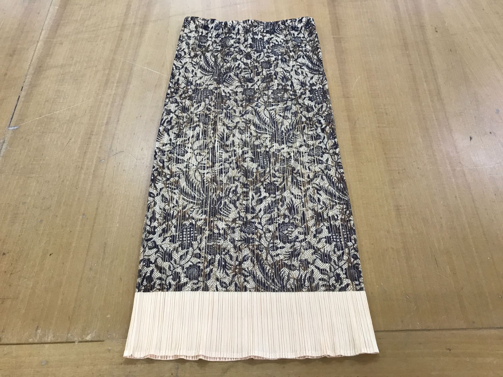 イッセイミヤケ　ワンピース　３サイズ 未使用級】イッセイミヤケ PLEATS PLEASE ワンピース 黒 3サイズ