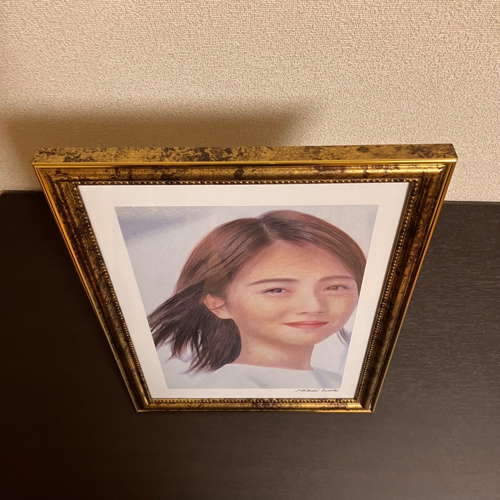 女優画21 額装品　額縁寸法32.7㎝×24.0㎝×1.5㎝　色鉛筆画　定款付 女優画21 額装品 額縁寸法32.7㎝×24.0㎝×1.5㎝ 色鉛筆画 定款付