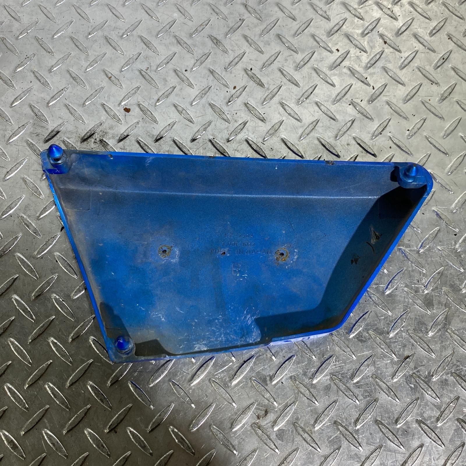 カワサキ Z250FT KZ250A 純正 サイドカバー 右側 36001-1033-A5 