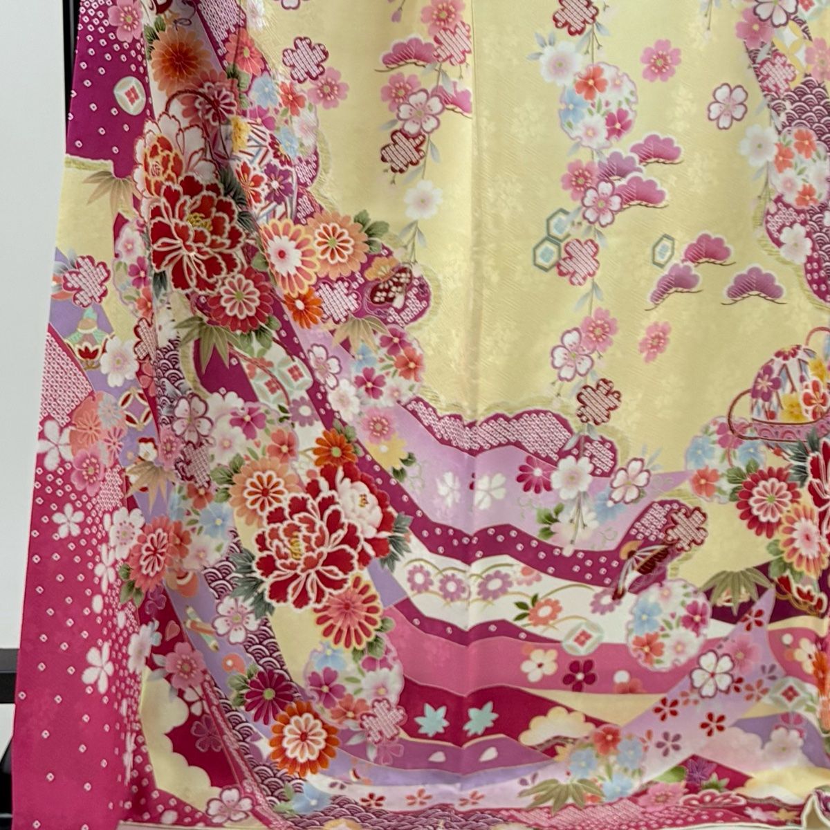 振袖 身丈171cm 裄丈73cm L 袷 草花 雪輪 金彩 染め分け 薄黄