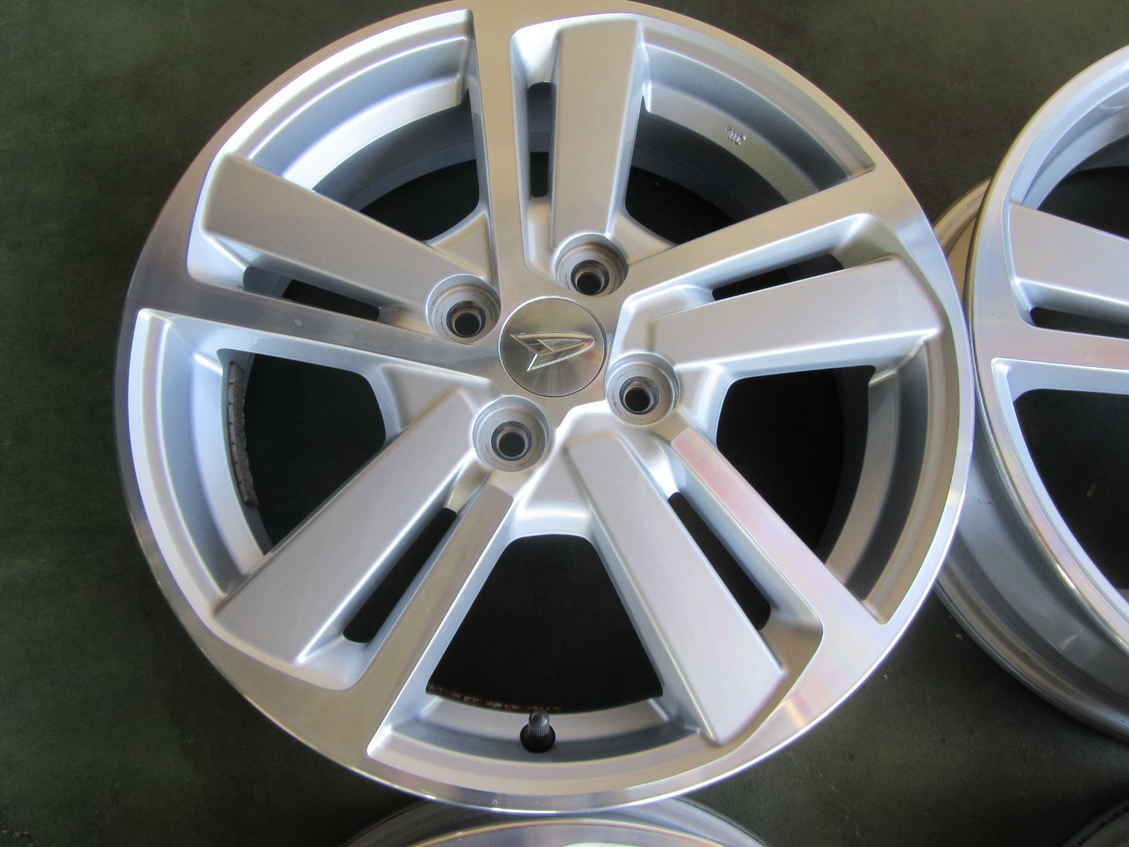 送料込み！ 目立つキズなし！ スタッドレス用にもおすすめ