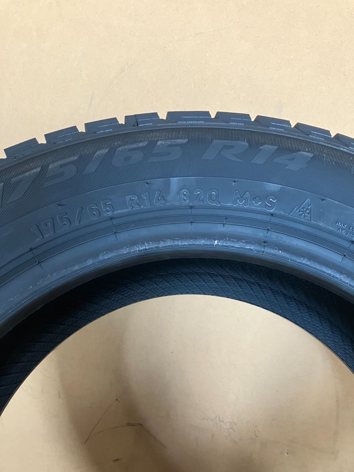 65R14 スタッドレスタイヤ