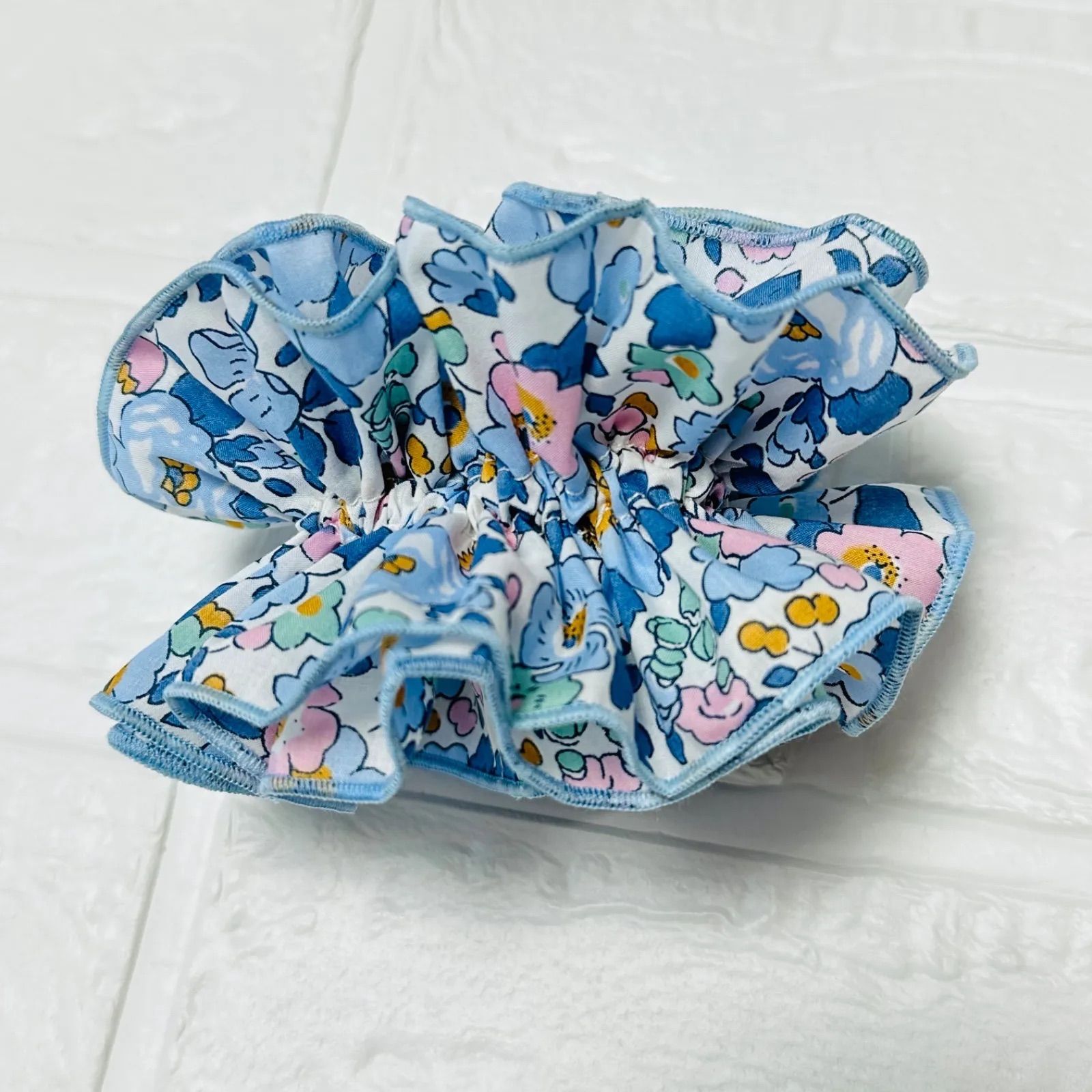 ミナペルホネン シュシュ ヘアゴム light blue✕white