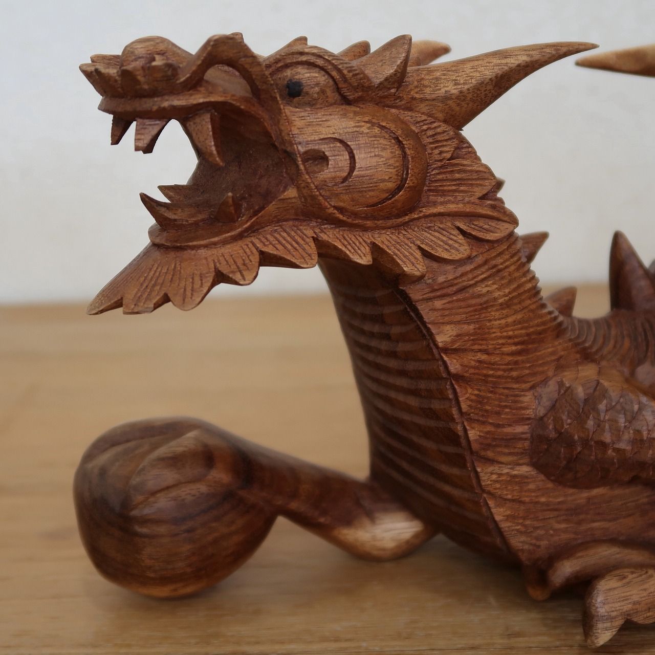 大きな木彫り龍が彫刻された木製花器 / 竜 ドラゴン 無垢材 玉杢 瘤杢