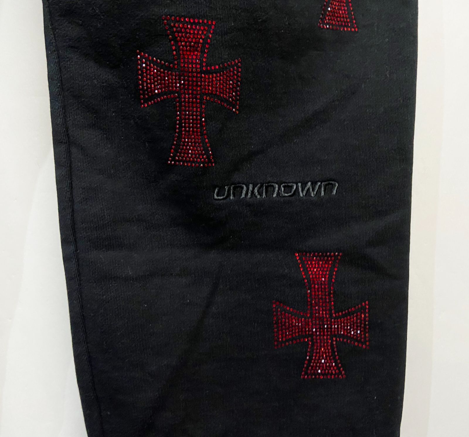 UNKNOWN | アンノウン Cross Rhinestone Joggers クロスラインストーンスウェットパンツ