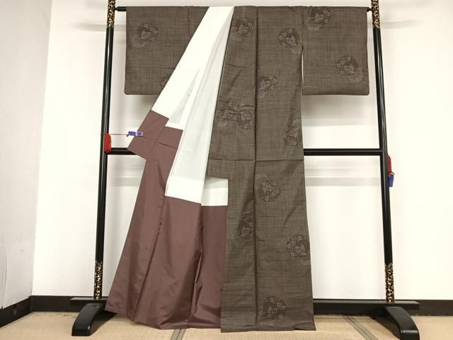 平和屋着物●本場大島紬　9マルキ　雪輪舞蝶文　正絹　逸品　AAAV9126np 平和屋着物○本場大島紬 9マルキ 雪輪舞蝶文 正絹 逸品 AAAV9126np