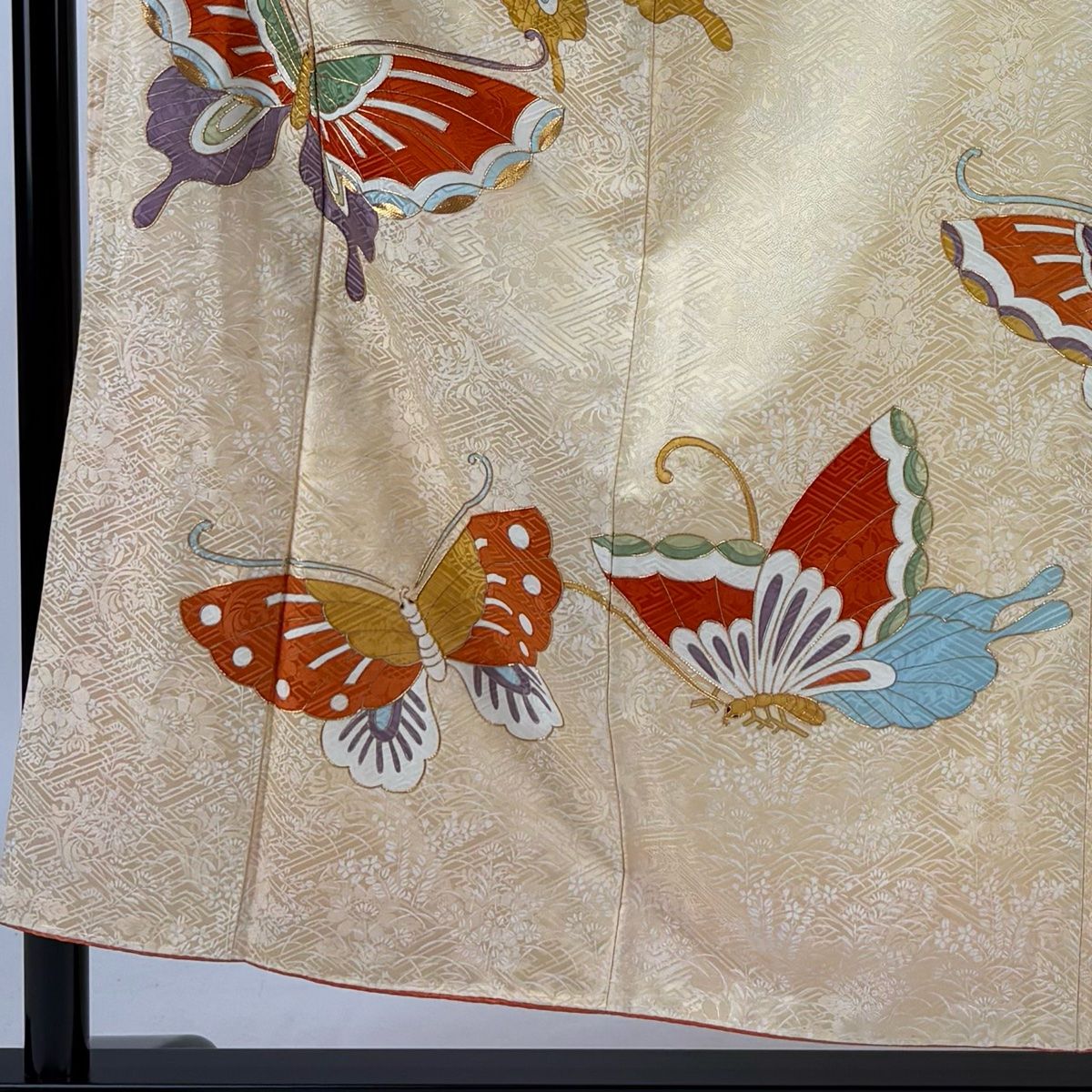 D385 振袖　蝶　金彩　花模様　正絹　着物　袷　極美品 振袖 身丈153.5cm 裄丈62.5cm S 袷 蝶 草花 金糸 金彩 薄