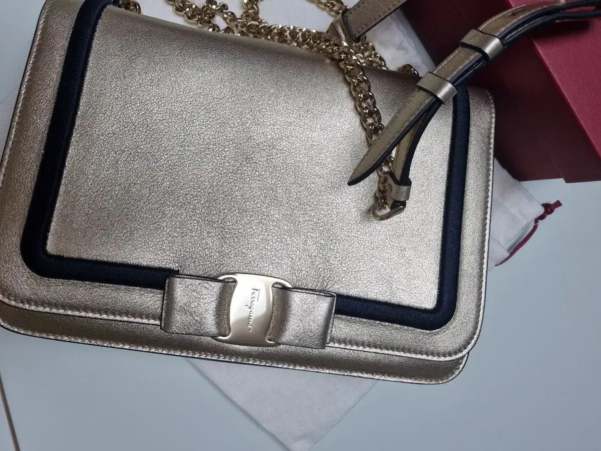 フェラガモ 金装クロス チェーンバッグ DECORATOM_COM_BR