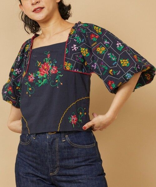 cE 46 Freeda 2025 SS フラワー刺繍ブラウス スクエアネック総柄シャツ 定価22 000円