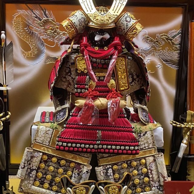 新品 五月人形 御鎧飾り 貴龍 彫金 10号 茶緑段威 端午の節句 こどもの日 五月人形 鎧飾り高床飾 翠鳳作 10号 若竹 御鎧 盛上金彩龍 2024