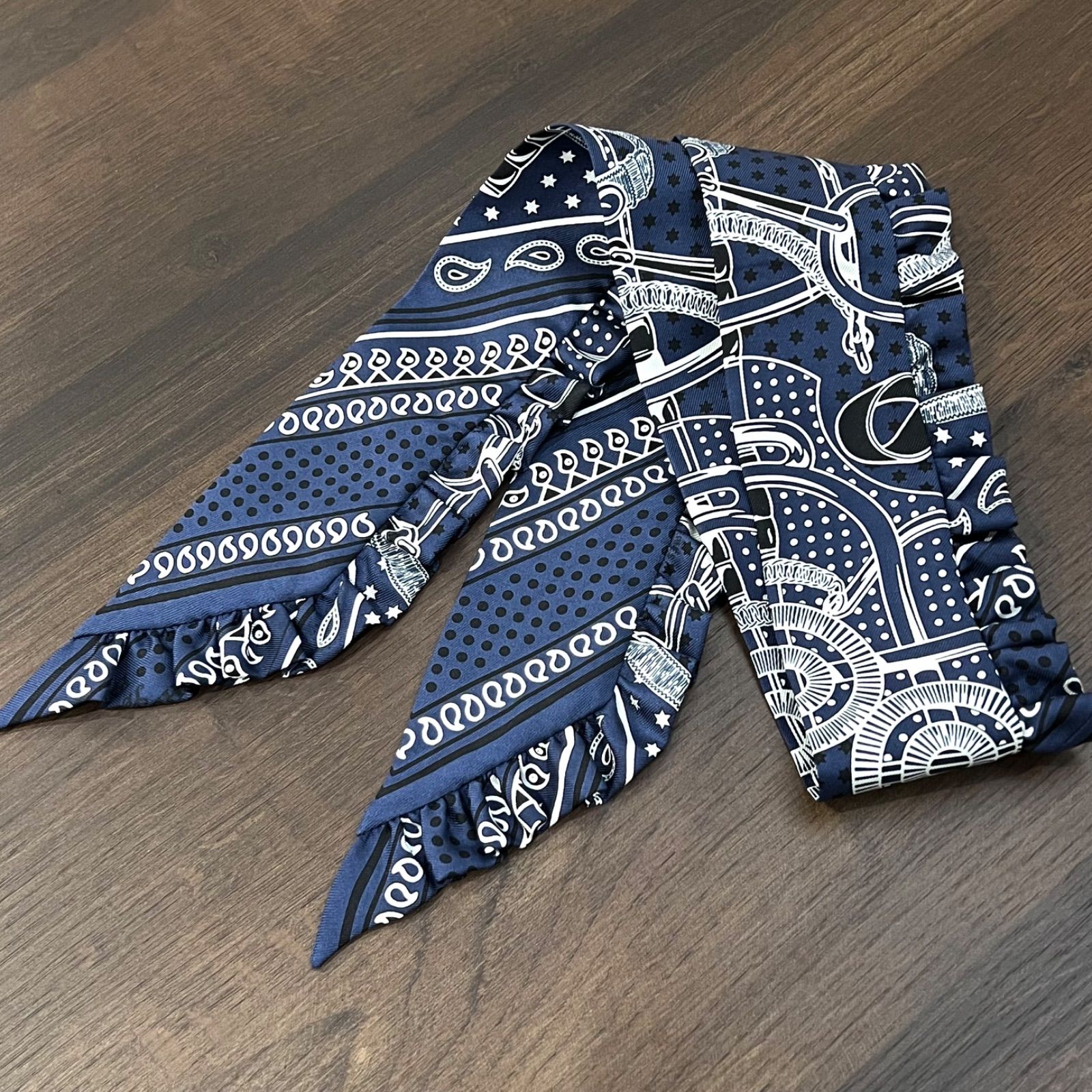 エルメス ツイリー Twilly エプロンドール シルク ネイビー/ホワイト 新品]HERMES エルメス ツイリー エプロン・ドール シルク フリル