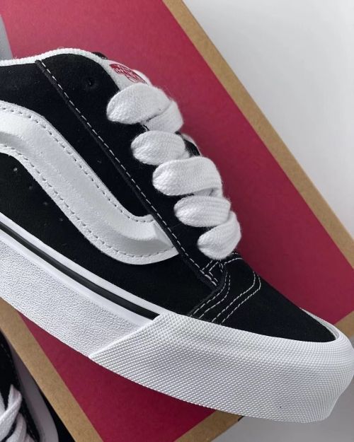 VANS (ヴァンズ バンズ) Knu Skool ニュースクール スニーカー Black x True White VN0009QC6BT