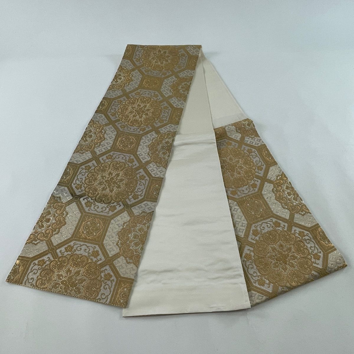 今ならほぼ即納！ 袋帯 名品 蜀江華文 金糸 箔 ベージュ 六通 正絹 【中古 着物・浴衣