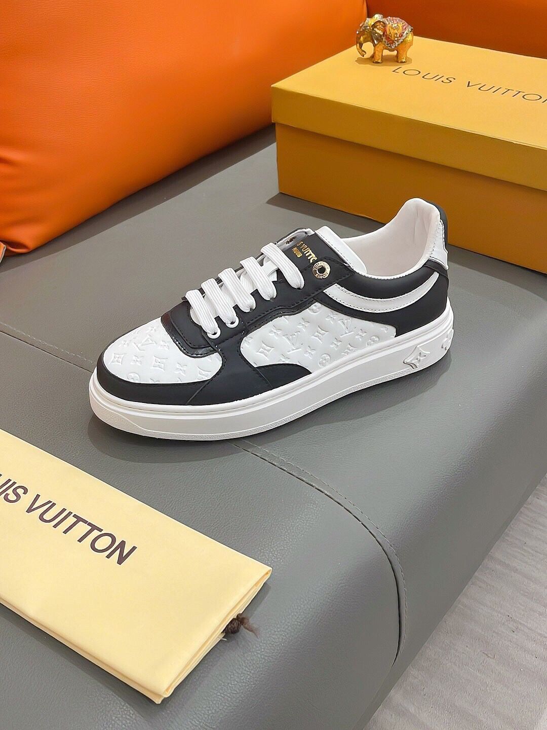 Vuitton ロートップカジュアル紳士靴｜