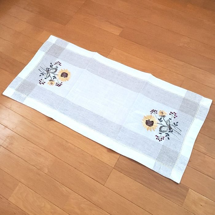 エストニア輸入 テーブルクロス 約40×88cm ヒマワリ 花柄 刺繍 リネン