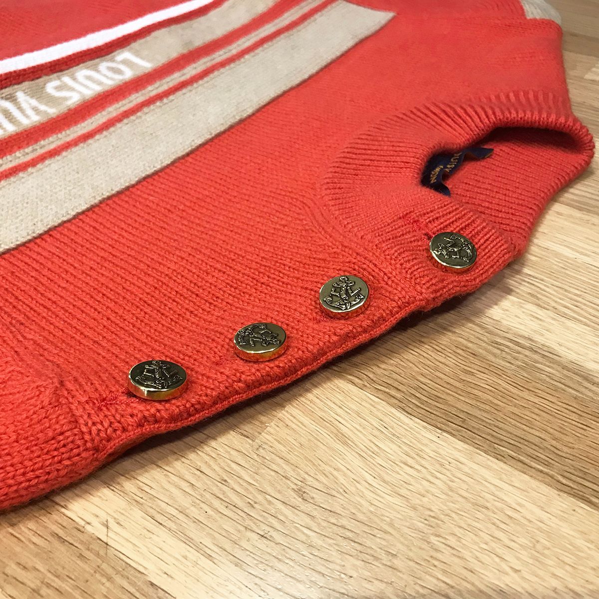 【美品】LV ルイヴィトン　ニット　ワンピース　刺繍　ロゴ LOUIS VUITTON - ［極美品］ルイヴィトン Vロゴ ロゴパッチ マルチ