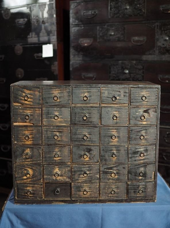 江戸時代の薬箪笥 ３０杯抽斗箪笥 1つ抽斗作り直しあり 古録展 品番S10789