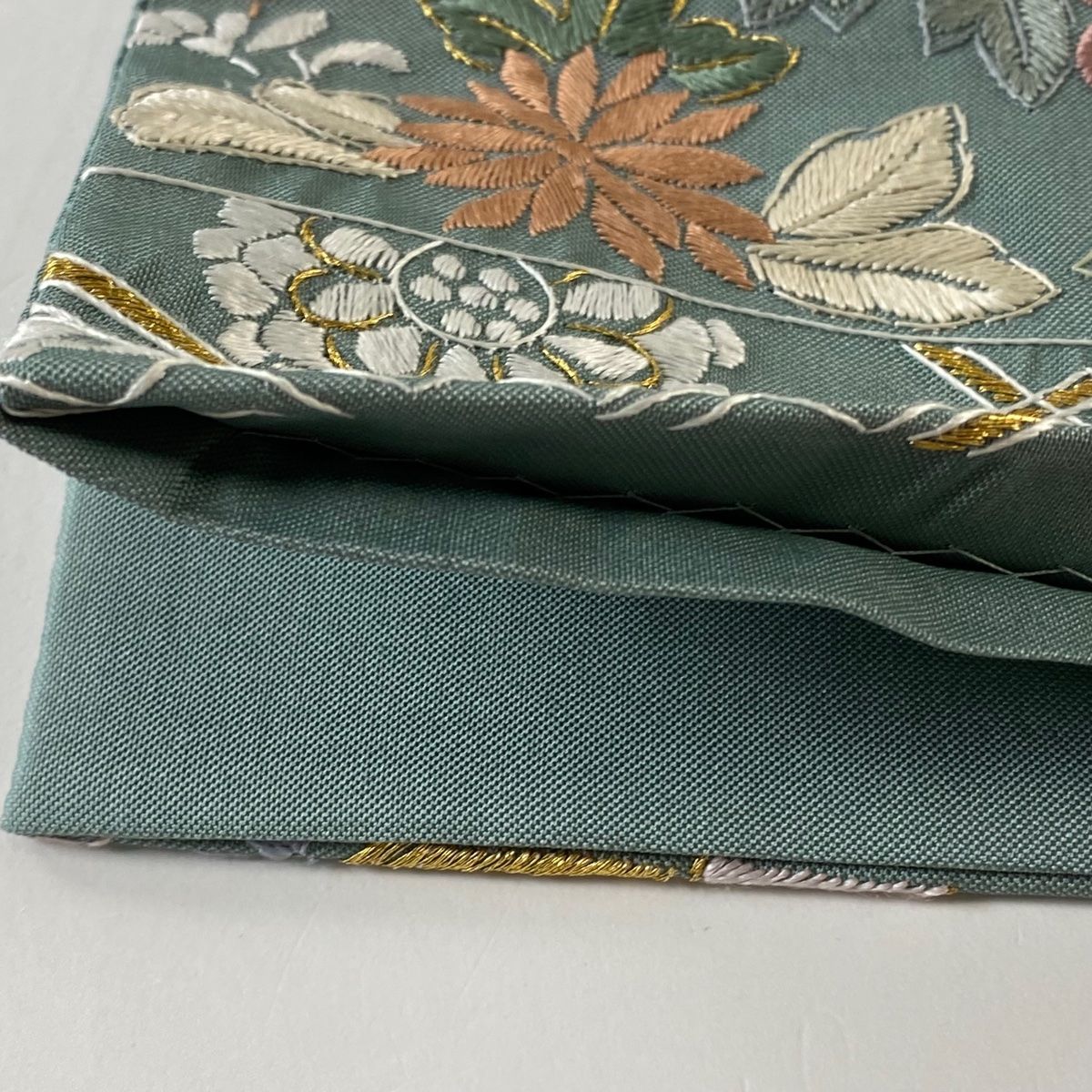 上品なスタイル 灰緑 刺繍 金糸 草花 尾長鳥 逸品 美品 袋帯 六通 【中古 正絹 着物・浴衣