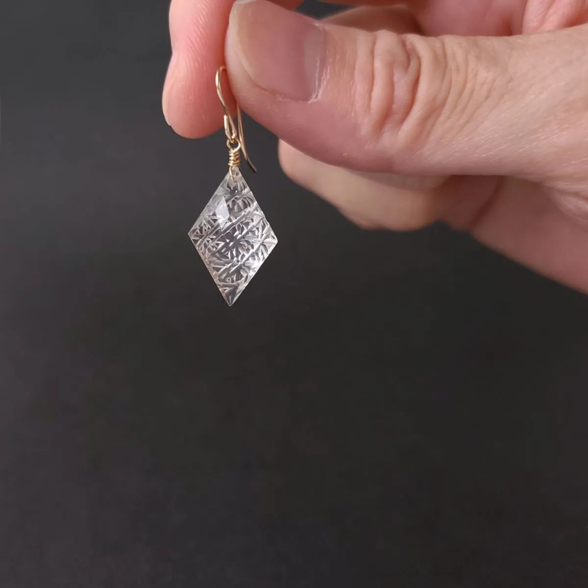 天然石 14kgf クリスタル*バックカービングの一粒ピアス - メルカリ