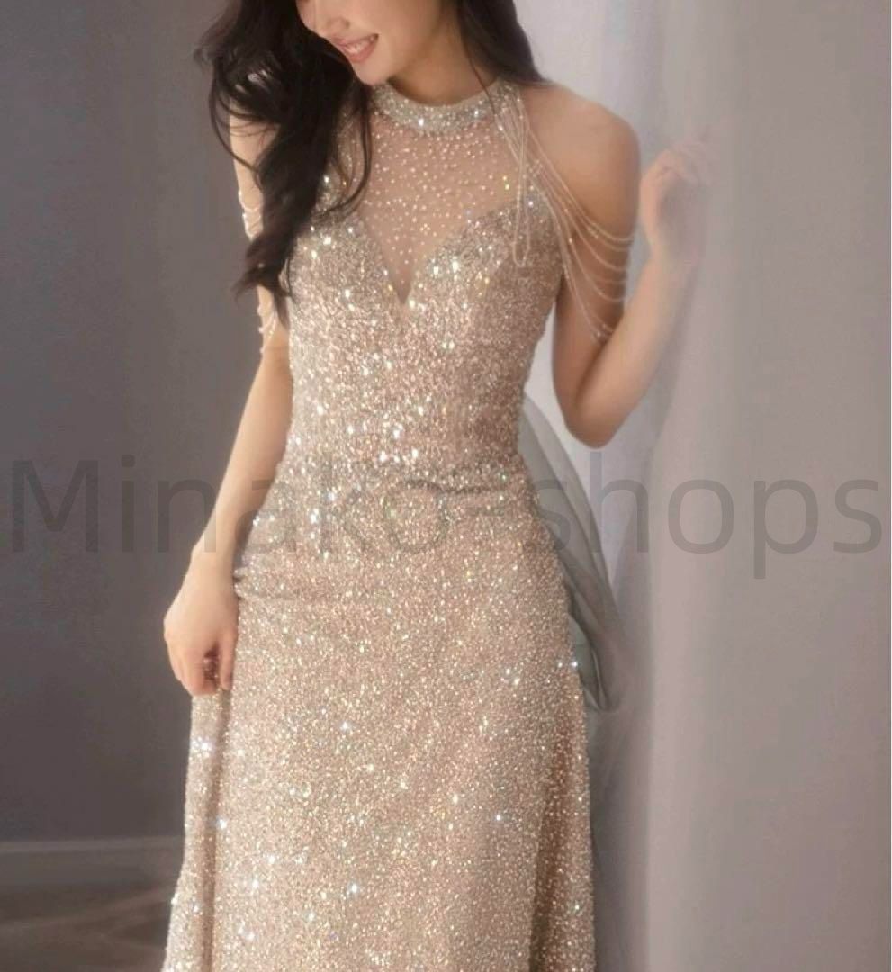 バックスタイルがオシャレで煌びやかなイブニングドレス