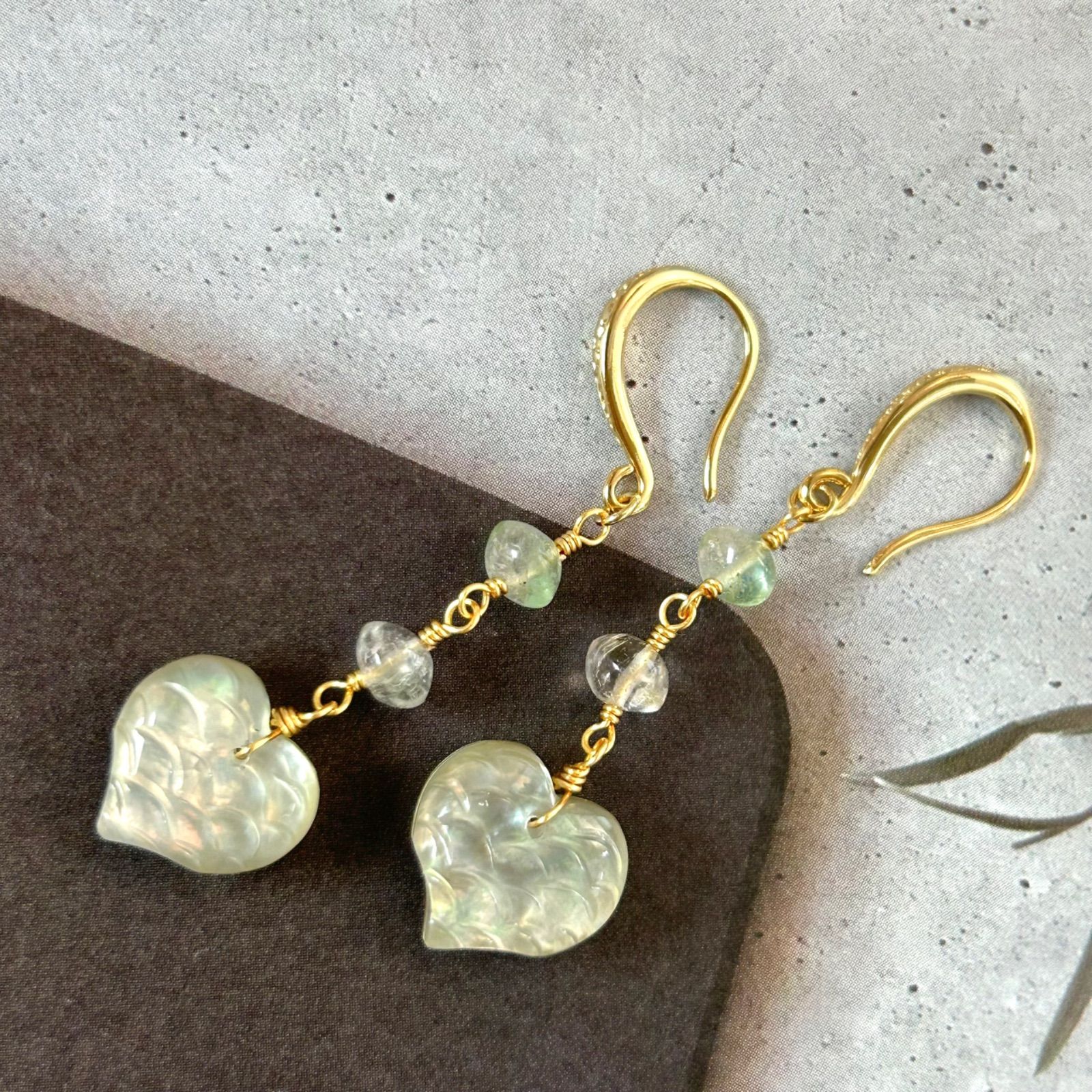 トリプレット グリーンアメジスト ロゼンジカービング ピアス