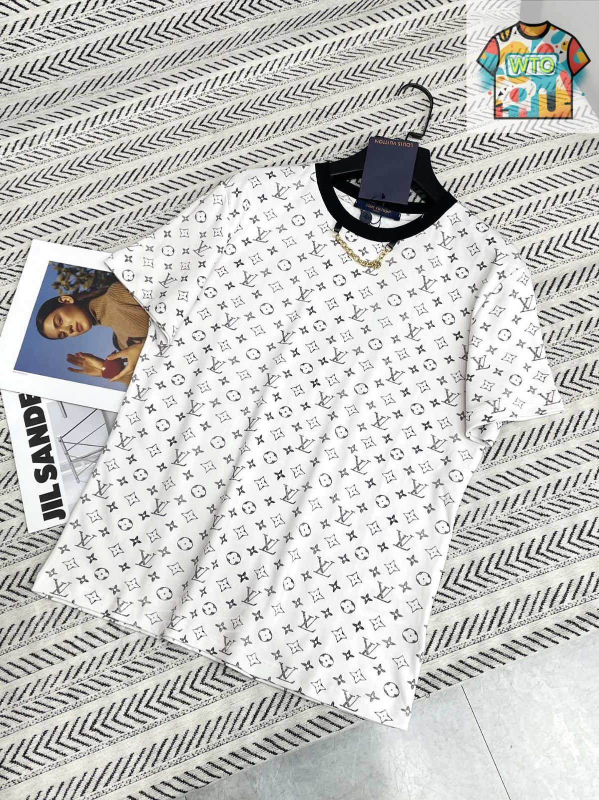 今日特価】Louis Vuitton チェーン満載老花文字柄 T シャツ
