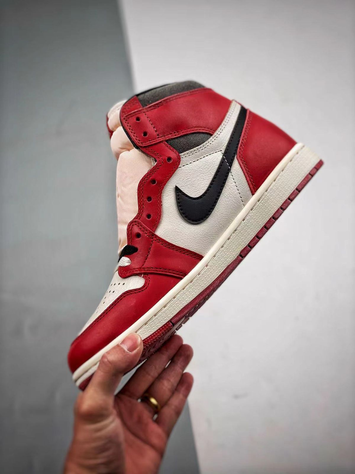 Nike AJ1 High OG "Lost & Found/Chicago"