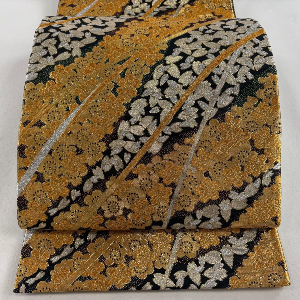 C908正絹　振袖　万寿菊　金銀箔　極美品　着物 TAKAZENの振袖 /ピンク色/古典/牡丹柄/ 最新作正統派古典 ピンク