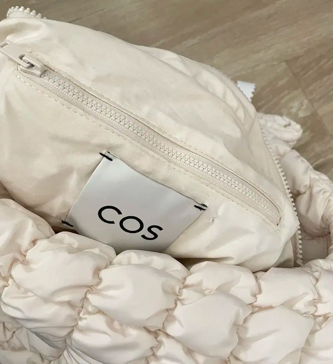COS オーバーサイズ キルトショルダーバッグ RECYCLED POLYESTER QUILTED OVERSIZED SHOULDER BAG オーバー
