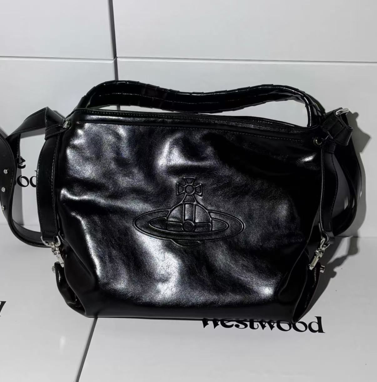 Vivienne Westwood ショルダーバッグ　ボディバッグ Vivienne Westwood ショルダーバッグ、クロスボディバッグ