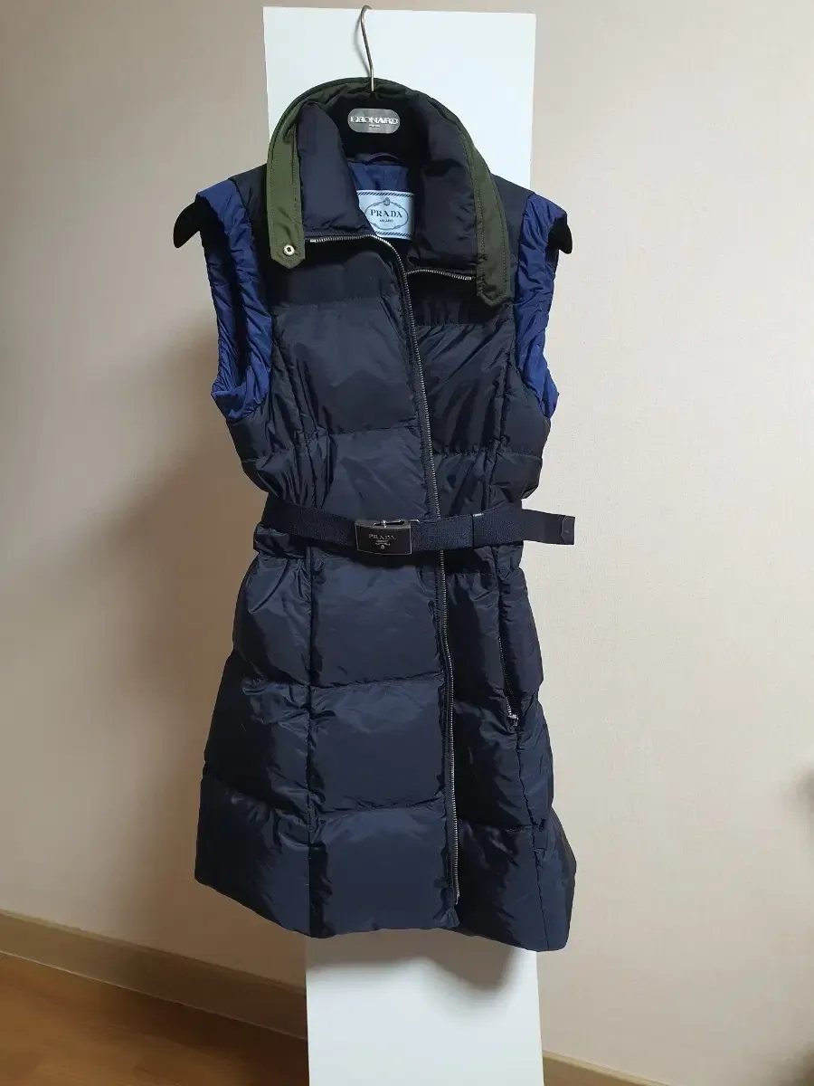 2025年最新】プラダ ダウンベストの人気アイテム - メルカリ