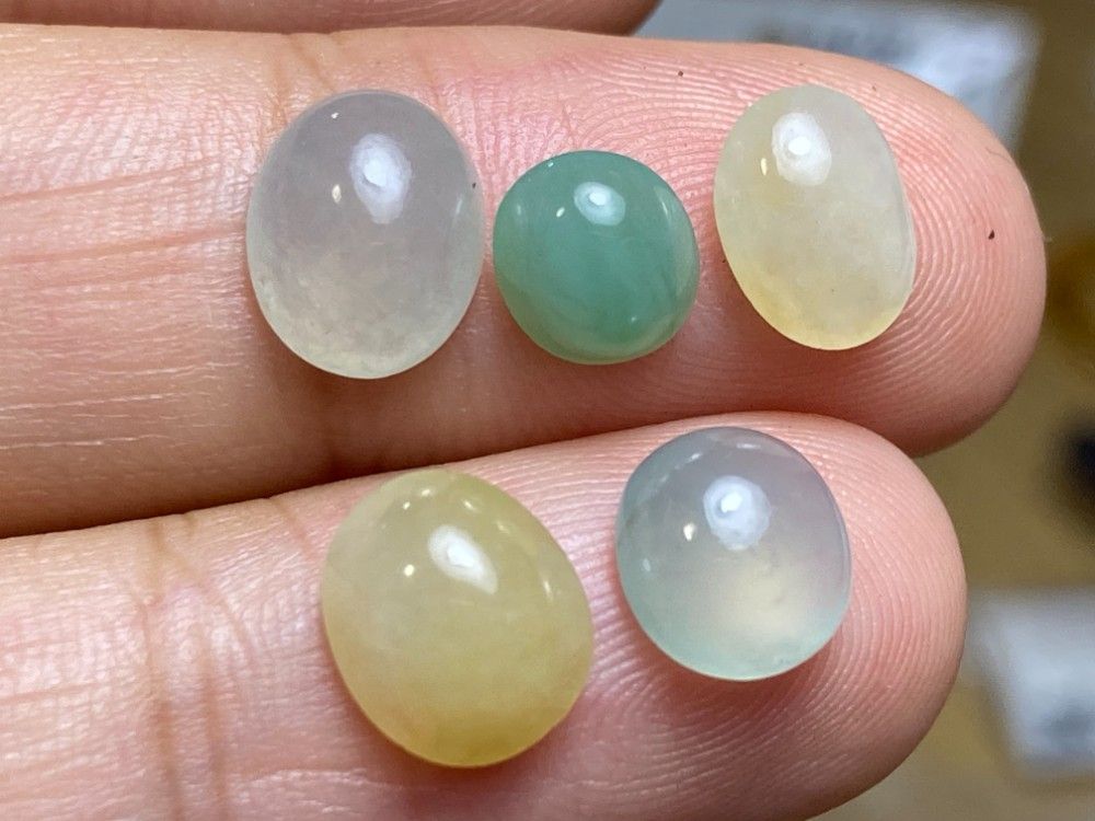 ミャンマー産 翡翠原石 硬玉A貨です。1319g ミャンマー産 翡翠原石 硬玉A貨です。1319g