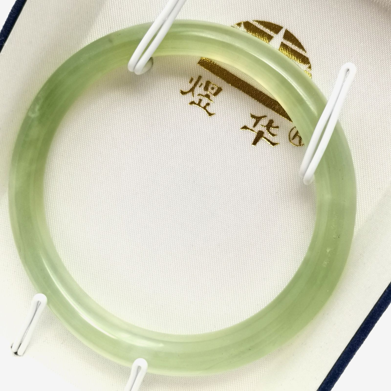 訳あり❣️若緑付き翡翠バングル 翡翠 バングル 若緑 天然石 箱あり 美品 管理番号KKVKO732
