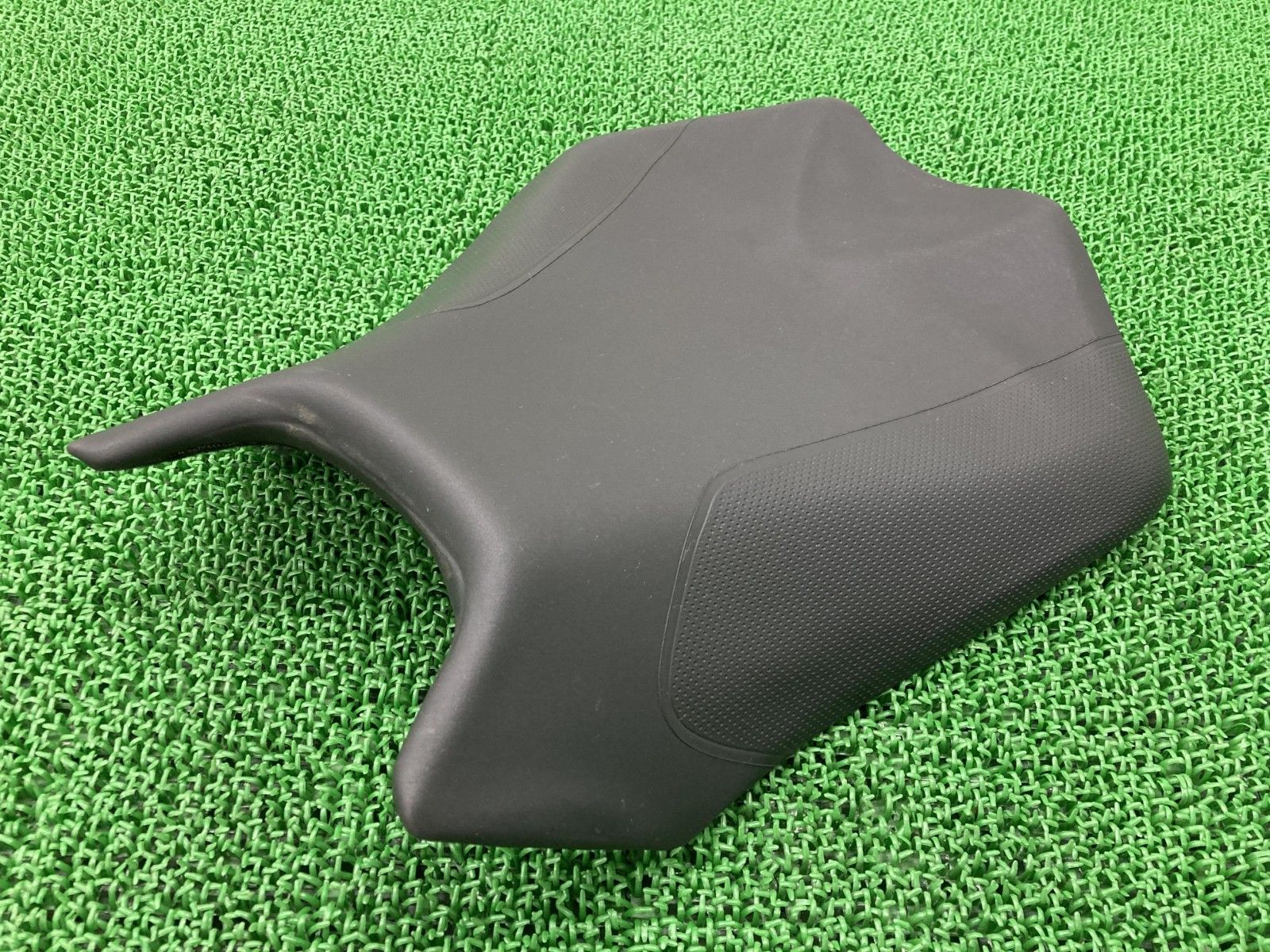 トゥオーノV4R フロントシート アプリリア 純正 バイク 部品 aprilia Tuono メインシート コンディション良好 破れ無し 【中古】 42 トゥオーノV4R フロントシート アプリリア 純正 バイク 部品 aprilia