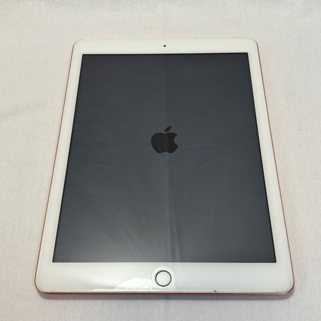 iPad|第6世代|32GB|ゴールド|MRM02J|A|ドコモ判定|ケース付き|バッテリー良好|No.752