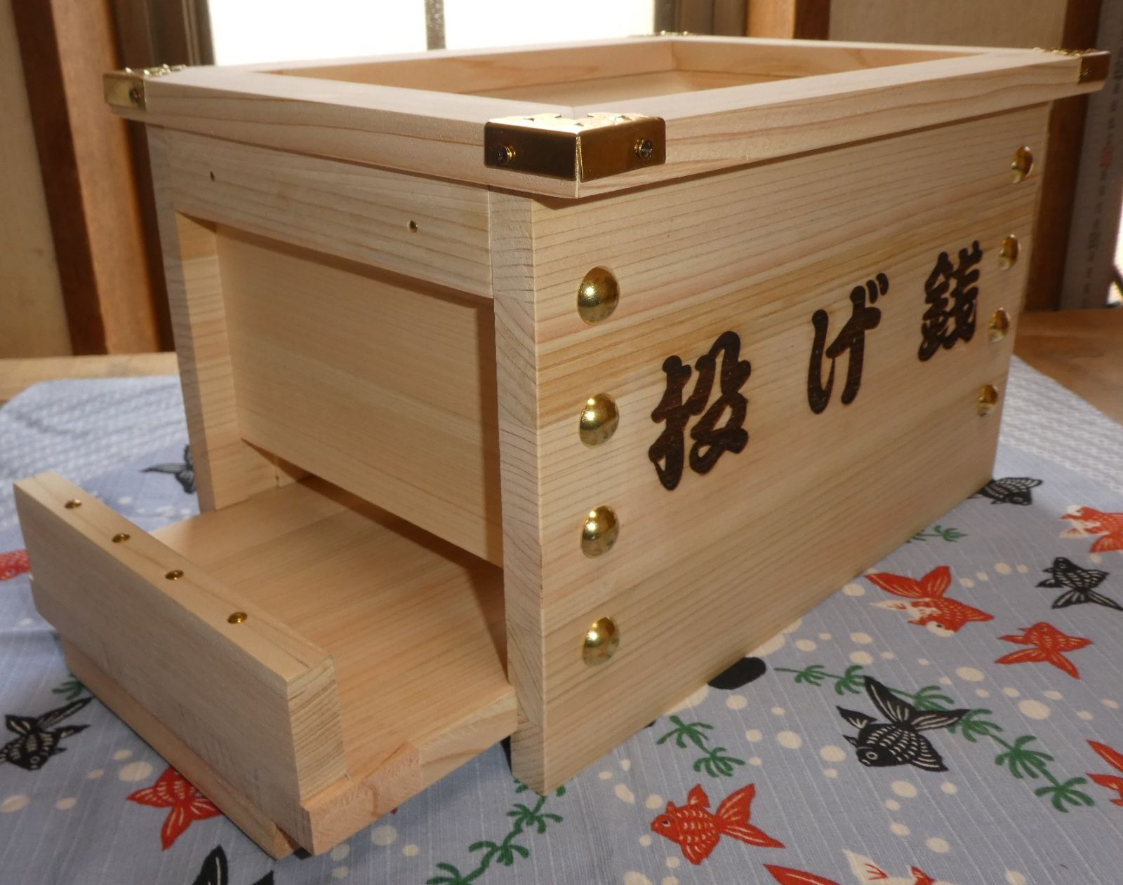 投げ銭 賽銭箱タイプ（大）外枠金色 金鋲 フック付5 - メルカリ