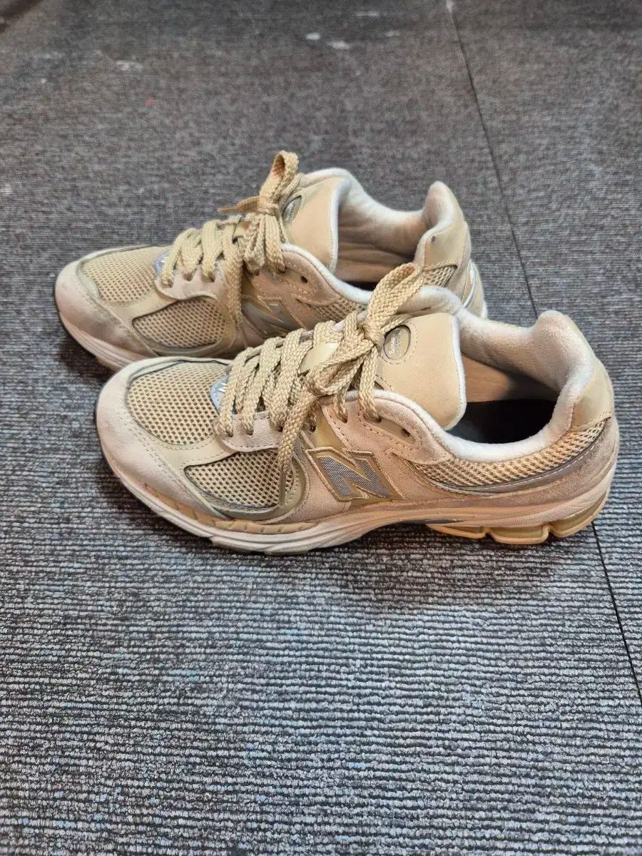 【値下げ！】 2026新品~New Balance(ニューバランス) 2002r ベージュ マジックテープ シニア