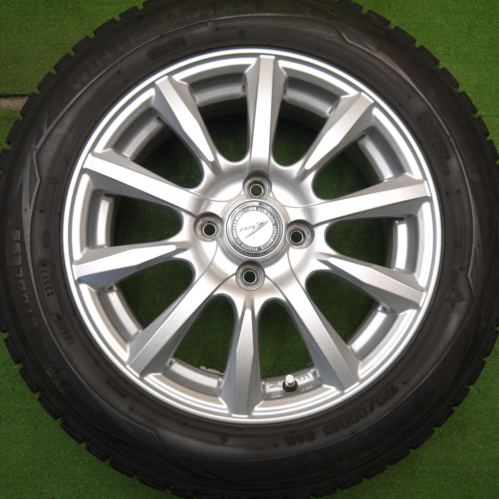バリ溝！キレイ！8.5分☆スタッドレス 175/65R15 ダンロップ 