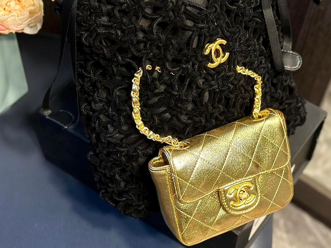 CHANELシャネルのブラック編み込みビーチバッグ