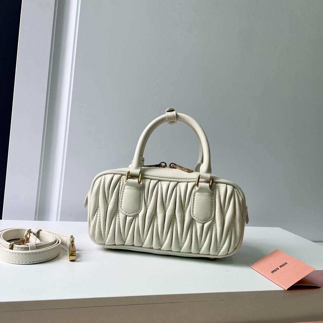 miumiu ウォレットチェーン　黒　ブラック　チェーンバック チェーン MiuMiu(ミュウミュウ) ショルダーバッグ・ポシェット