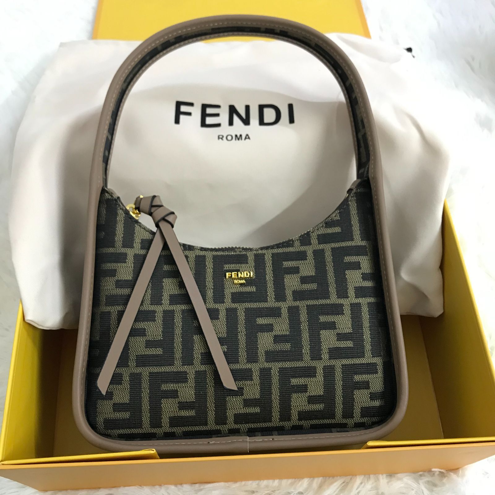 美品✨ FENDIフェンディ ハンドバッグ ミニ