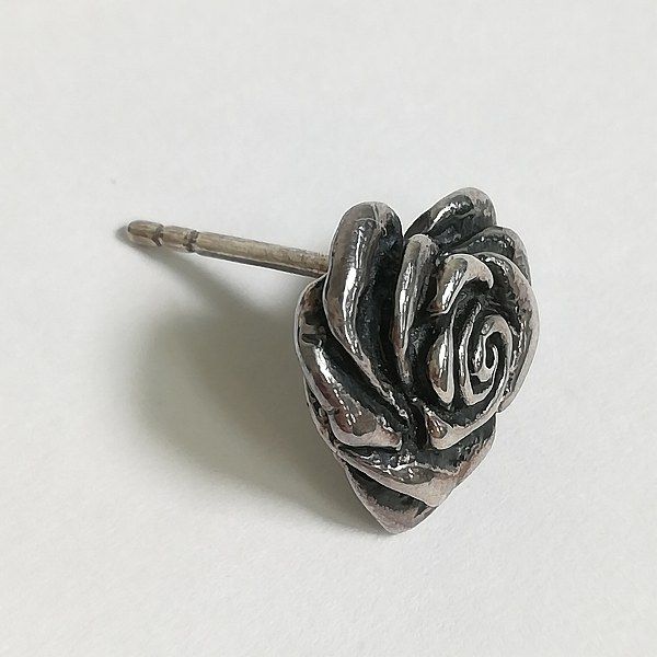 Z181 [新品] 定価1.9万円 ROYAL ORDER ロイヤルオーダー ピアス シルバー Small Heart Rose With Studs SE812-2-ST 925 アクセサリー | Y★